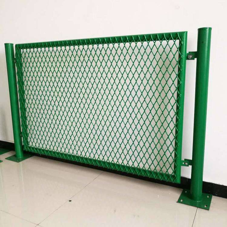 新野縣鐵路護欄網(wǎng) 守護安全，聯(lián)通未來——淺析框架護欄網(wǎng)與公路護欄網(wǎng)的應用